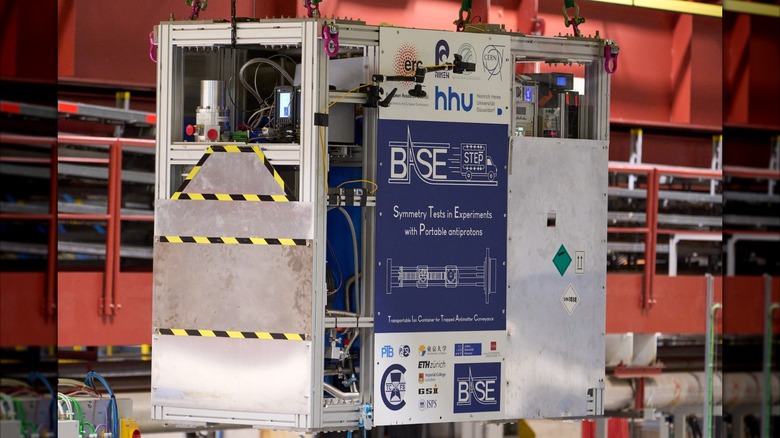 Past BASE-STEP, obešena na žerjav z delci antimaterije