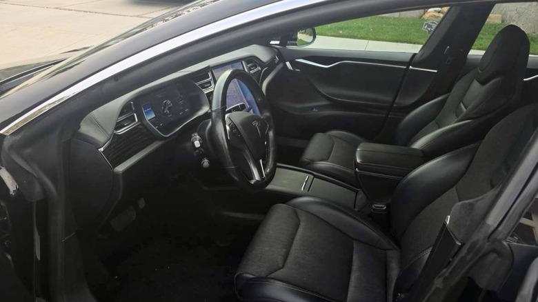 Slika sprednjih sedežev Tesle Model S 75D 2017