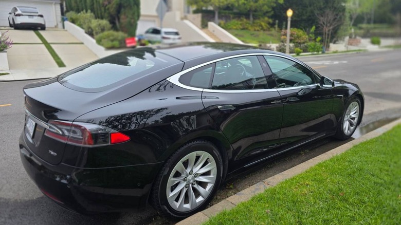 2017 Tesla Model S 75D tričetrtinska slika zadaj
