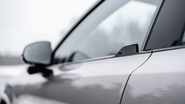 Bližnji posnetek kljuke vrat Volva EX60