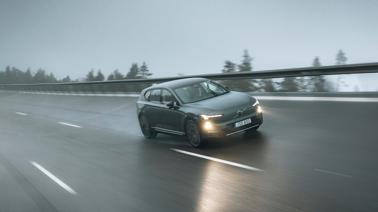 Temnozelen Volvo EX60, ki vozi na zavoju