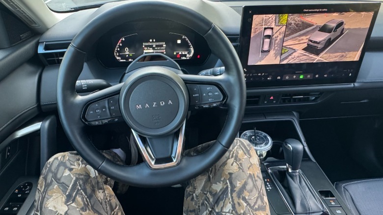 Fotografija voznikovega POV v CX-5 s kamero za prostorski pogled na zaslonu