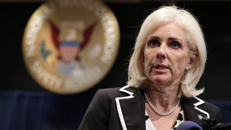 Predsednica Nacionalnega odbora za varnost v prometu (NTSB) Jennifer Homendy poroča novinarjem na sedežu Nacionalnega odbora za varnost v prometu (NTSB) 27. januarja 2026 v Washingtonu, DC.