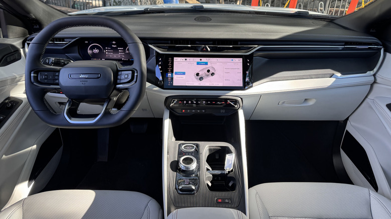 Širok posnetek armaturne plošče v Cherokeeju z belo notranjostjo