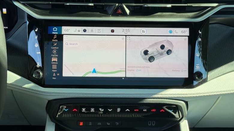 Bližnji posnetek sredinske konzole v novem Cherokeeju z belo notranjostjo