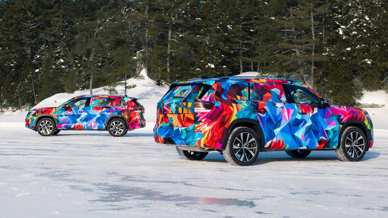 Zadnje tri četrtine Volkswagna Atlas iz leta 2027 z drugim Atlasom v ozadju