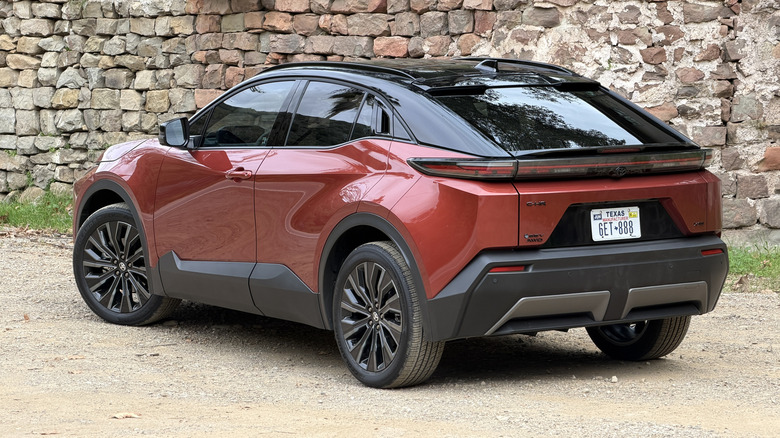 Pogled od zadaj 3/4 oranžne Toyote C-HR 2026