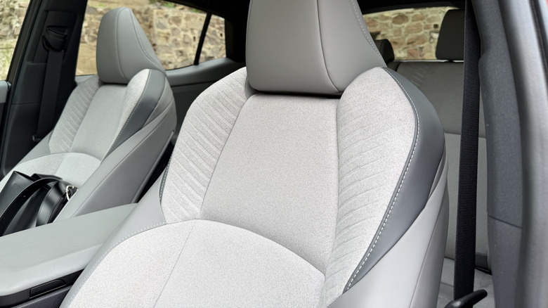 Sprednji sedež Toyote C-HR letnik 2026