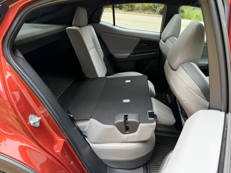 Zložen zadnji sedež v Toyoti C-HR letnik 2026