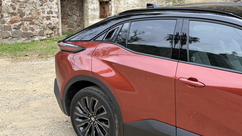 Detajl zadnjega blatnika oranžne Toyote C-HR 2026