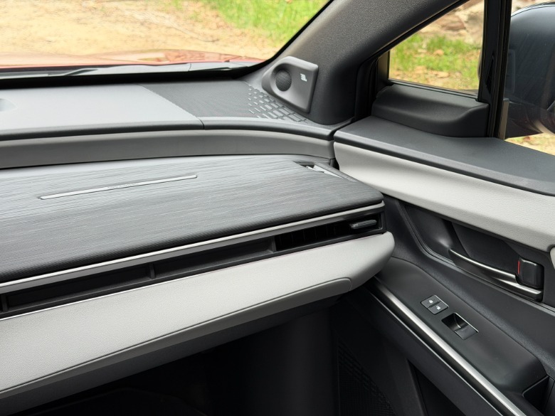 Podrobnost armaturne plošče Toyote C-HR 2026