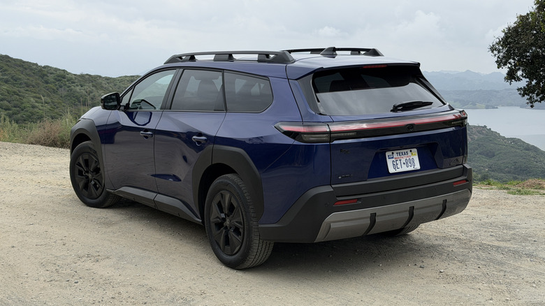 Pogled od zadaj 3/4 modre Toyote bZ Woodland