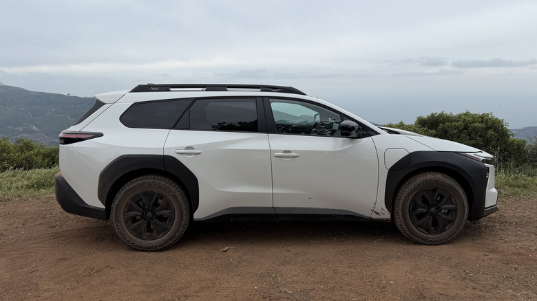 Stranski pogled na belo Toyoto bZ Woodland