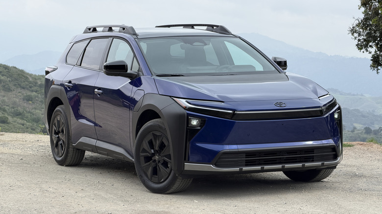 Pogled od spredaj 3/4 modre Toyote bZ Woodland