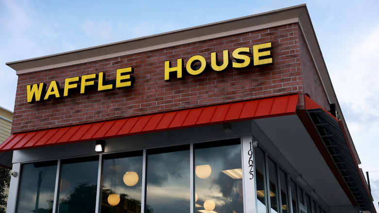 Sprednji del Waffle House pod modrim nebom