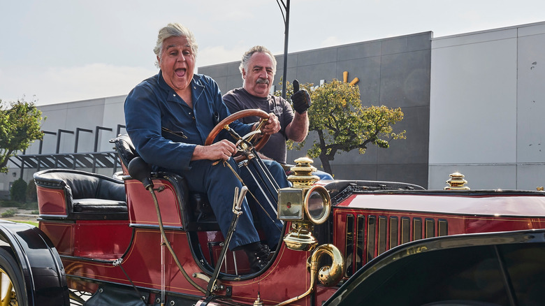 Jay Leno vozi Stanley Steamer iz leta 1909