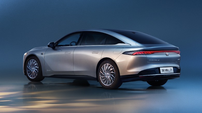 Pogled od zadaj 3/4 srebrne limuzine Buick Electra L7