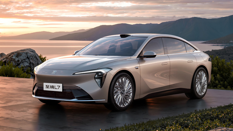 Pogled od spredaj 3/4 limuzine Buick Electra L7 med sončnim zahodom