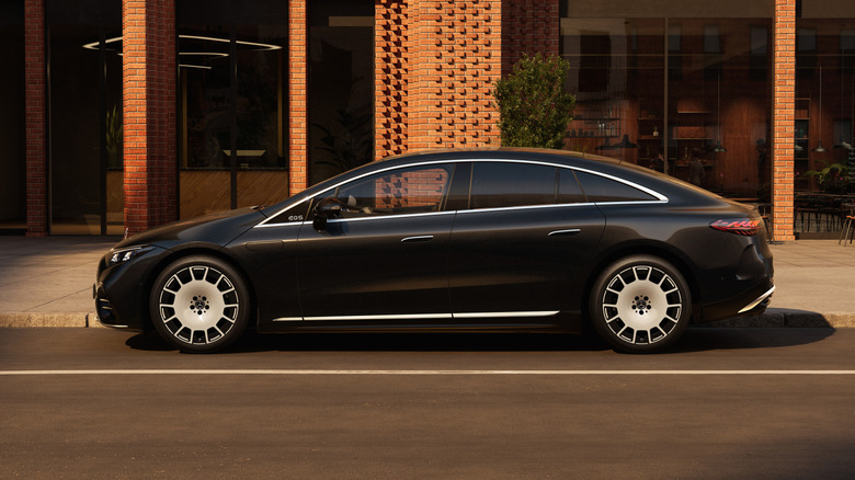 Stranski pogled na črni Mercedes-Benz EQS 2027