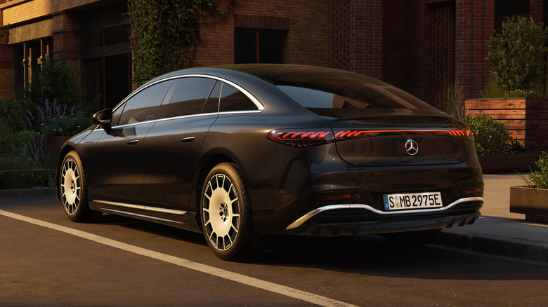 Pogled od zadaj 3/4 črne limuzine Mercedes-Benz EQS 2027