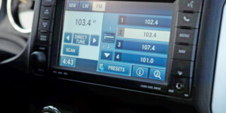 Radio ni mrtev, polovica časa zvoka v avtomobilu je še vedno AM/FM radio