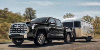 Toyota ve, da malo japonskih kupcev želi pickup Tundra z levim krmiljenjem, izdelan v Ameriki, vendar ga vseeno prodaja tam