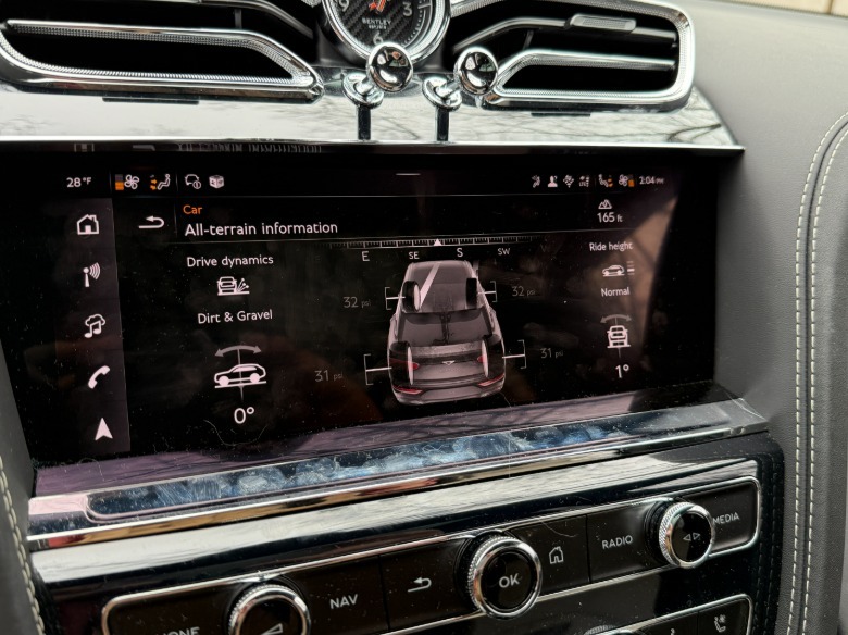 2026 Bentley Bentayga EWB Azure V8 prikaz terena