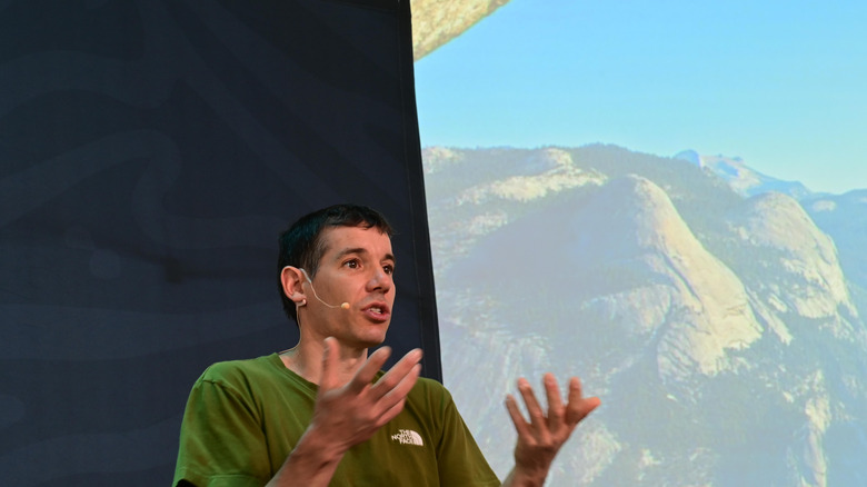 Plezalec Alex Honnold govori med 2. letnim zunanjim festivalom in vrhom v Denver Art Museum 31. maja 2025 v Denverju v Koloradu.