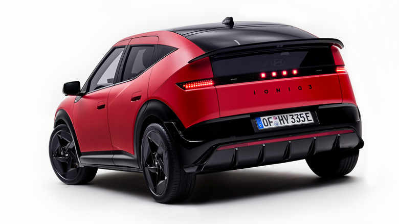 Pogled od zadaj 3/4 rdečega Hyundaija Ioniq 3