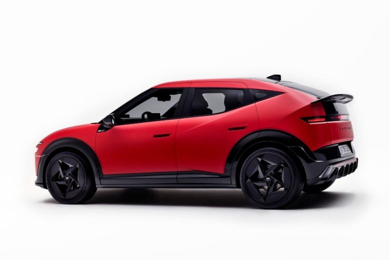 Pogled od zadaj 3/4 rdečega Hyundaija Ioniq 3