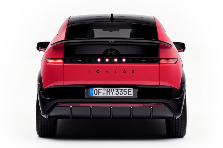 Pogled od zadaj na rdeči Hyundai Ioniq 3