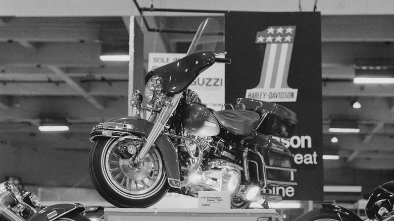 Motorno kolo Electric Glide 1200cc Harley-Davidson na Motor Cycle Showu, razstavišče Earls Court, London, 31. avgust 1977.