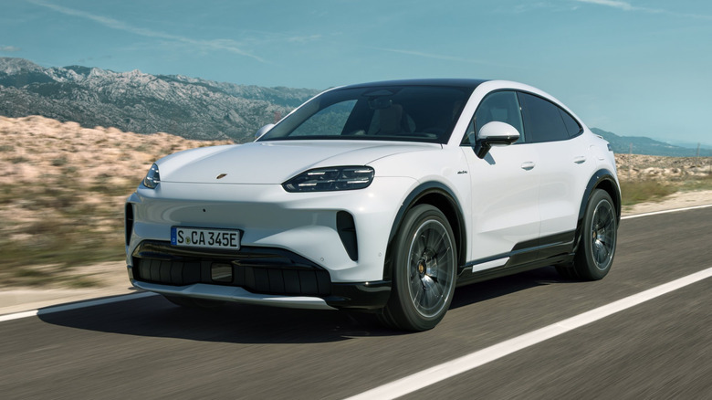 Pogled od spredaj 3/4 belega Porsche Cayenne Coupe Electric