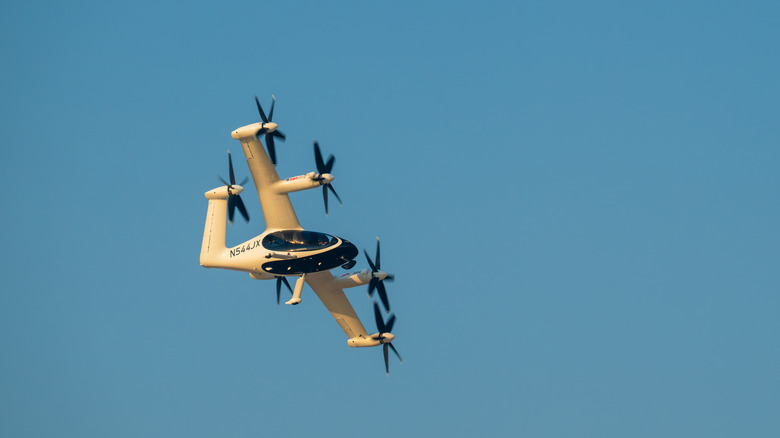 Osamljeni zračni taksi v zraku.