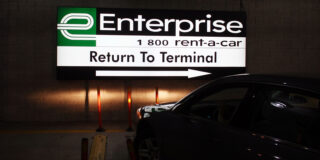 Enterprise je paru zaračunal skoraj 10.000 dolarjev za vgradnjo dizla v najem avtomobila, zgodba pa se od tam še slabša