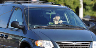 Študija IIHS razkriva, da bodo vozniki precej pogosteje uporabljali svoje telefone med prehitro vožnjo, zlasti na avtocestah