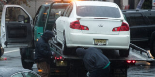 Tow Company ignorira nove zakone, ki so posebej zasnovani za pomoč ljudem z nizkimi dohodki