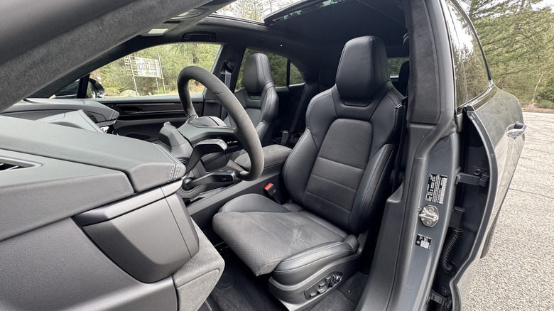 Pogled skozi voznikova vrata na voznikov sedež z drevesi, vidnimi v ozadju