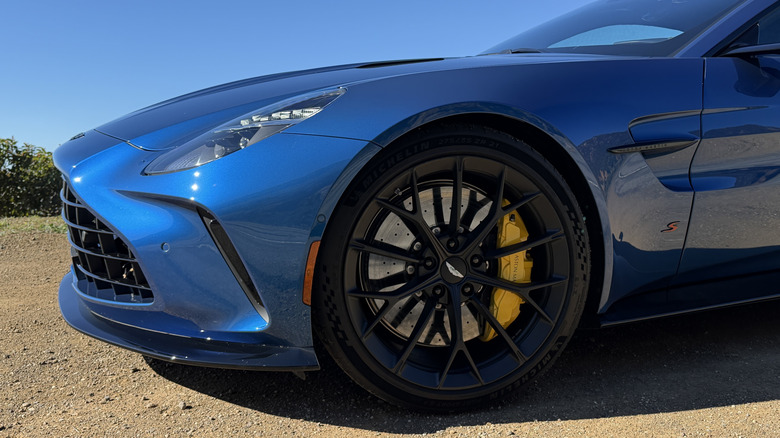 Sprednje kolo modrega leta 2026 Aston Martin Vantage S