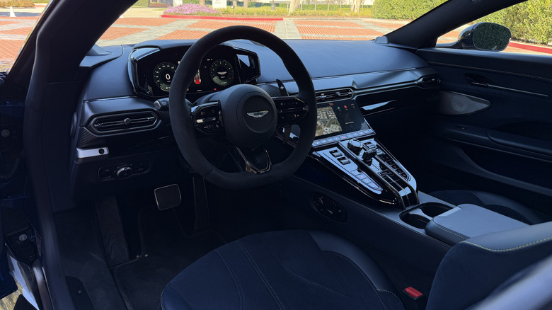 Notranjost leta 2026 Aston Martin Vantage S