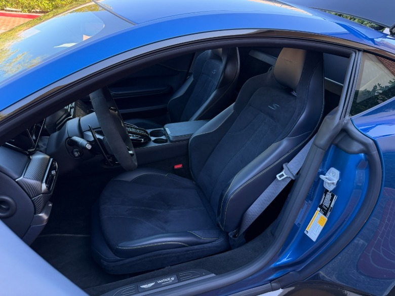 Sprednji sedež leta 2026 Aston Martin Vantage S
