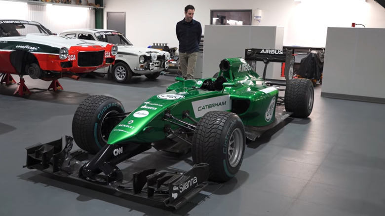 Prenovljeni dirkalnik Caterham F1 iz leta 2014 v Thomasovi osebni garaži.