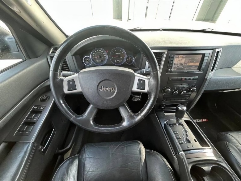 Armaturna plošča Jeep Grand Cherokee SRT-8 2009