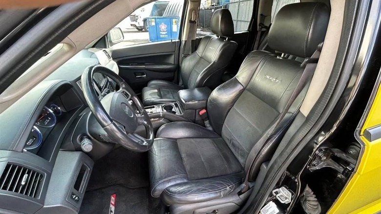 Slika sprednjih sedežev Jeep Grand Cherokee SRT-8 2009