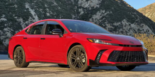 2026 Toyota Camry Nightshade Edition doda kanček vizualnega vznemirjenja sicer utilitarnemu avtomobilu