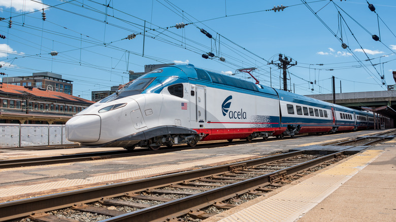Vlak Amtrak NextGen Acela stoji na eni od mestnih postaj v severovzhodnem koridorju.