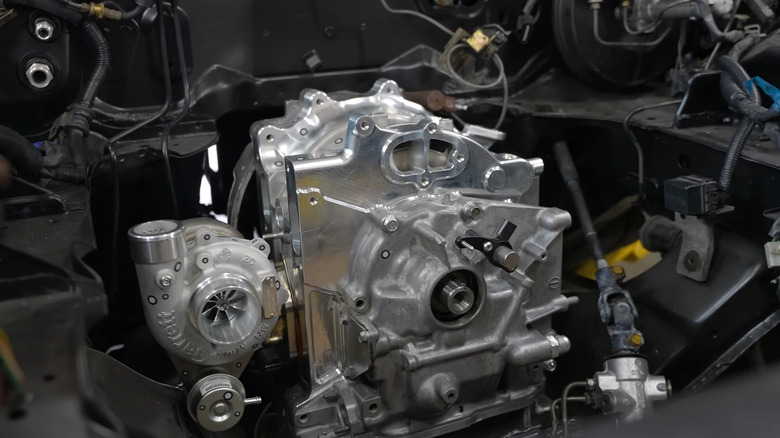 Motor z enim rotorjem