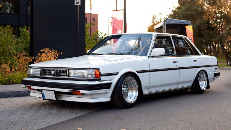Toyota Cressida limuzina, spuščena na poprodajna kolesa.