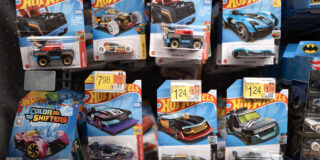 Vreča za smeti, napolnjena s 363 avtomobilčki Hot Wheels, najdena ob cesti