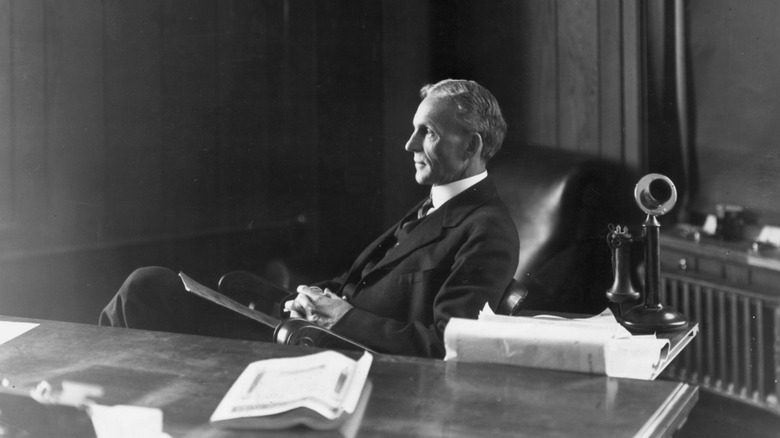 Henry Ford sedi za svojo mizo